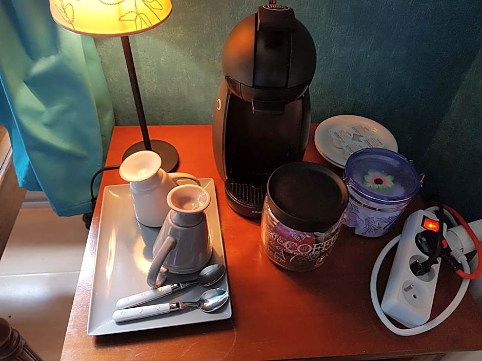 Château Lambert Moulinsart Hotel, shuttle airport, long term parking, snooker, large terrasse, dinner, breakfast