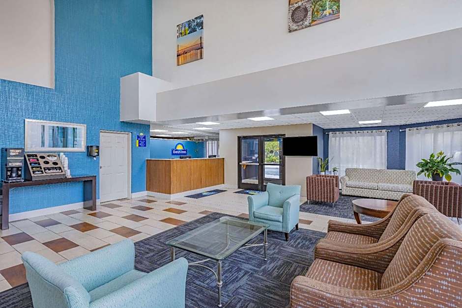 Days Inn & Suites by Wyndham Savannah Midtown