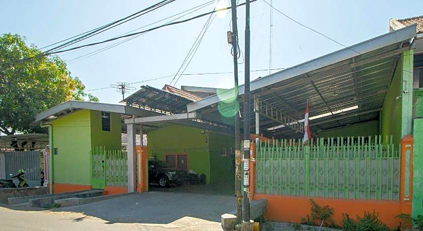 RedDoorz near Kejaksan Station Cirebon 2