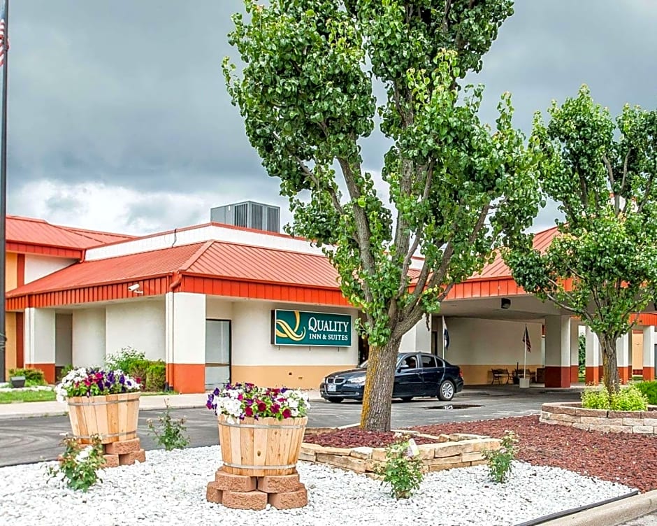 Quality Inn & Suites Kansas City I-435n Near Sports Complex