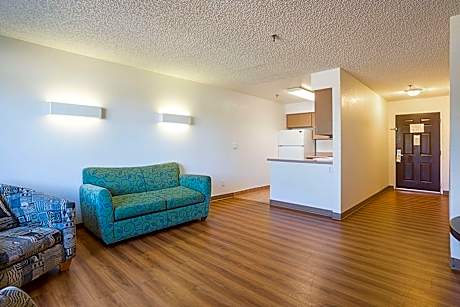 Deluxe Queen Room - Non-Smoking