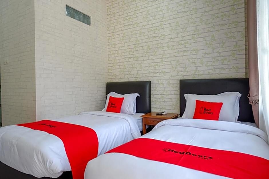 RedDoorz @ Jalan Majapahit Semarang