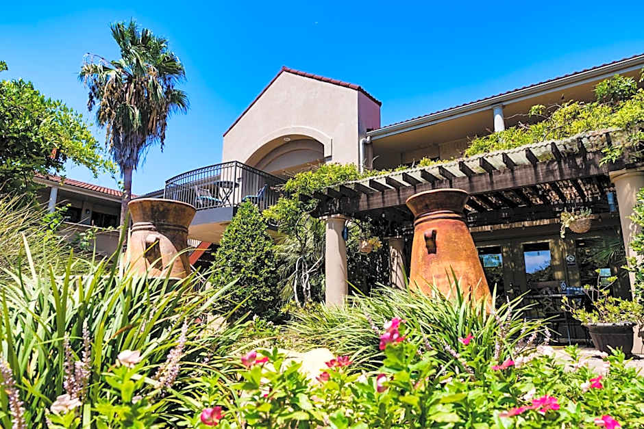 Vineyard Court Designer Suites Hotel