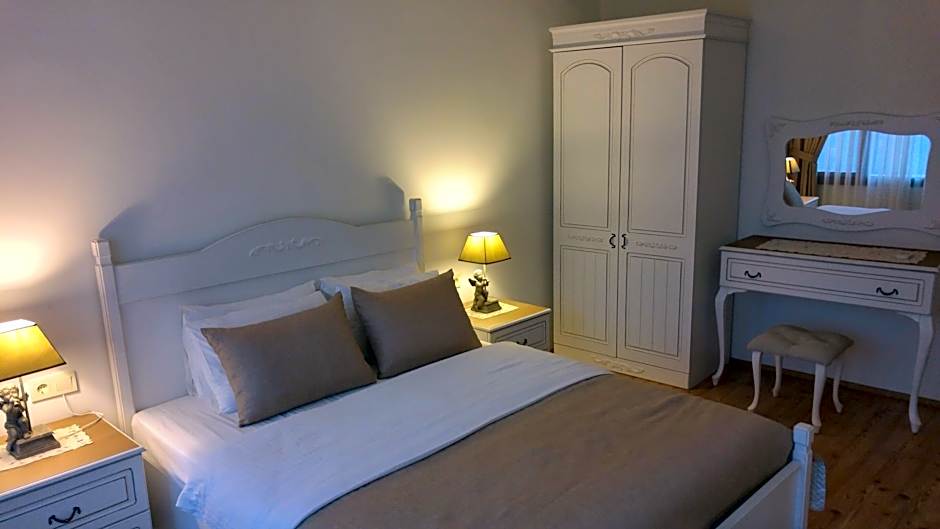 Old Town Deluxe Flats