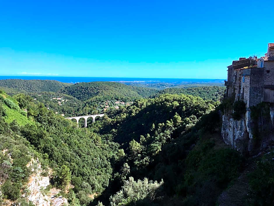 Au Pied des Baous