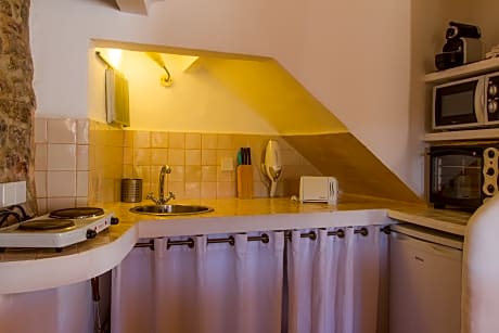 ONE BEDROOM  COUNTRY HOUSE WITH PATIO