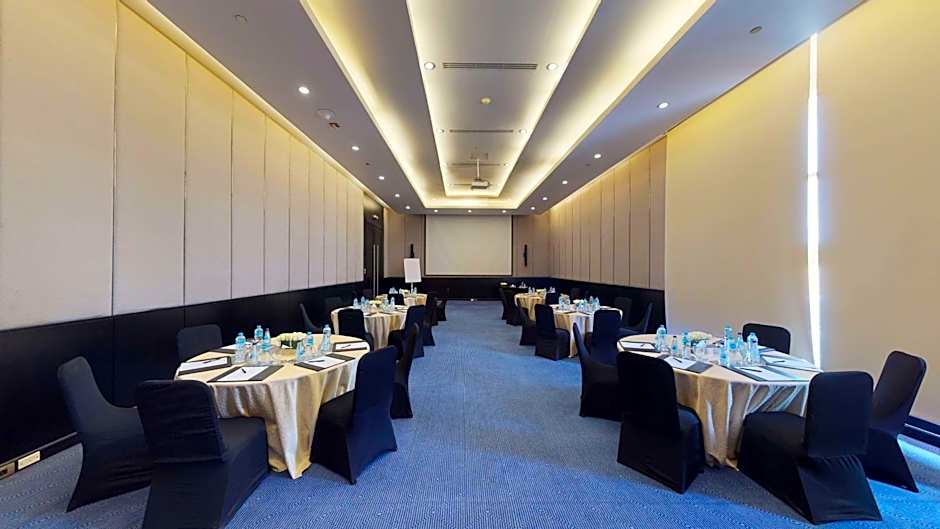 Dusit Thani LakeView Cairo