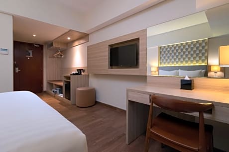 Deluxe Room - 1 Queen Bed Non Smoking, Full Breakfast