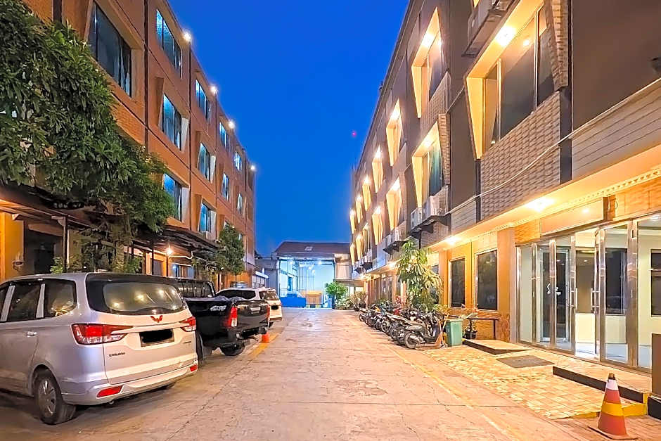 RedDoorz Plus near Soekarno Hatta Airport 2