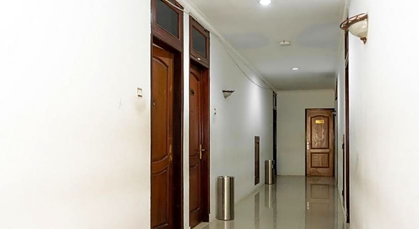 RedDoorz Plus Syariah near Java Supermall Semarang 2