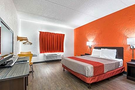 Deluxe King Room - Non-Smoking