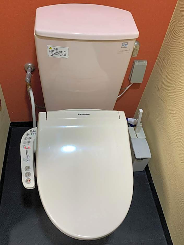 Maximum of 18 people can be rented in one building 3 minutes walk to Tomari Port 10 minutes drive to the airport No parking lot 30 seconds walk from paid parking lot warayunso port city May