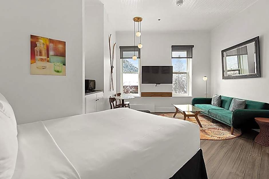 Independence Square 202, Hotel Room Over-looking the Mall and Aspen Mountain