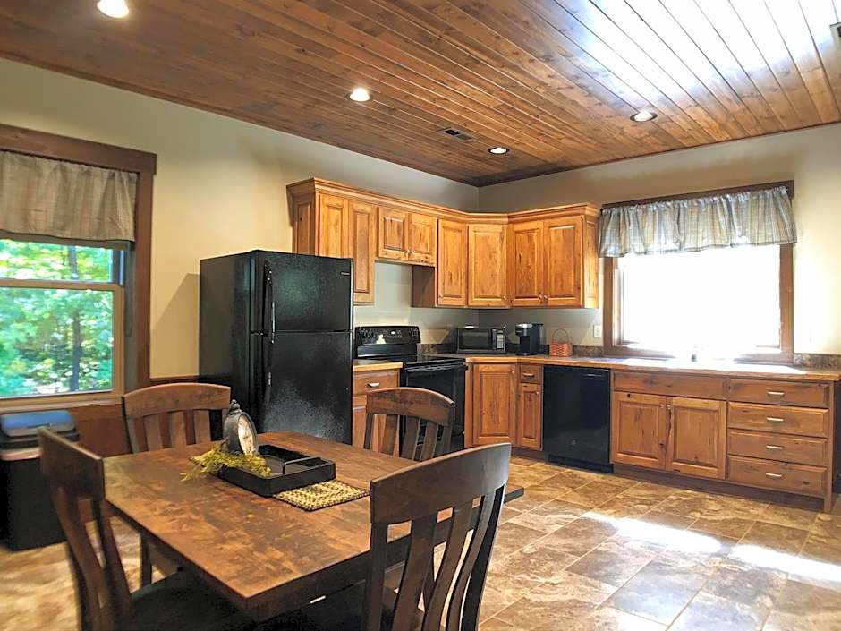 Sojourner's Lodge & Log Cabin Suites
