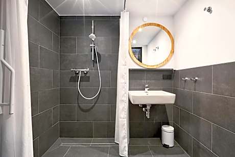 Ten-bed room with private bathroom