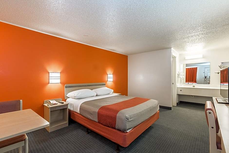 Travelodge by Wyndham Lansing