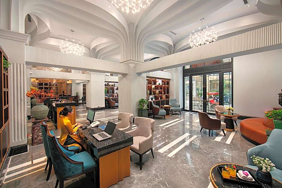 May De Ville Lakeside Hotel