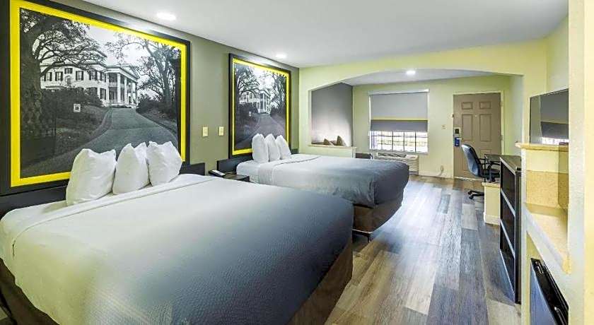 Super 8 by Wyndham Jackson MS Near the Fairgrounds