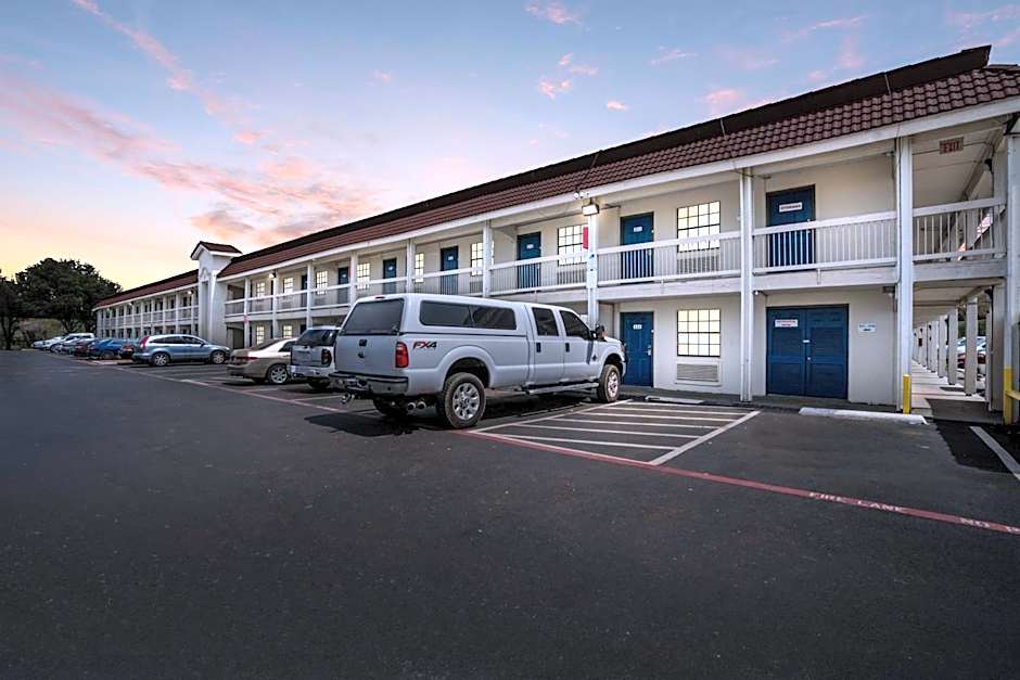 Motel 6 Dallas Market Center