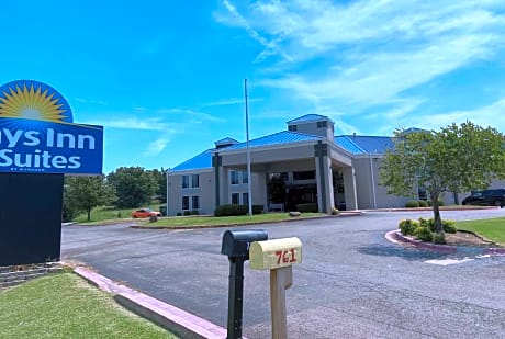 Days Inn & Suites by Wyndham Tahlequah