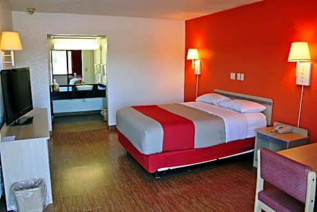 1 King Bed | Non-Smoking