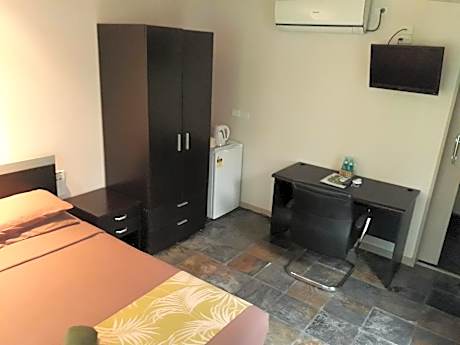 Premium Queen Studio with Air-Conditioning - Pied-a-terre Style