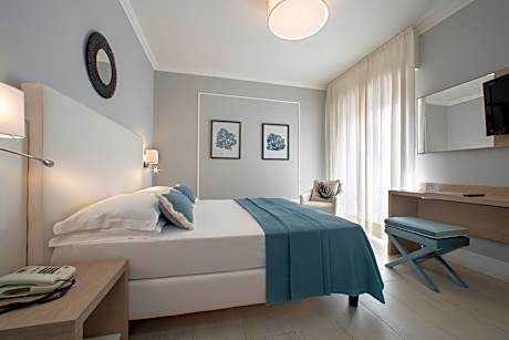 Double or Twin Room with Partial Sea View