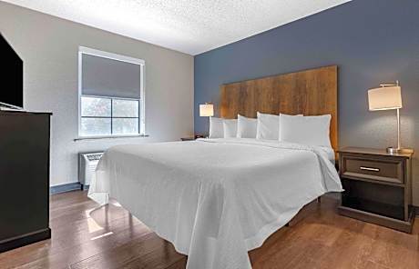 One Bedroom Suite with One King Bed Non-Smoking