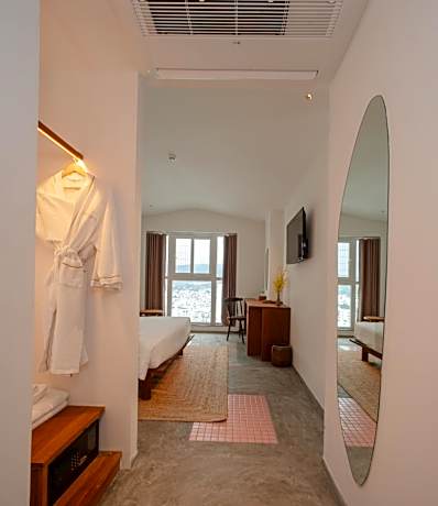 Rustic City View Twin Room