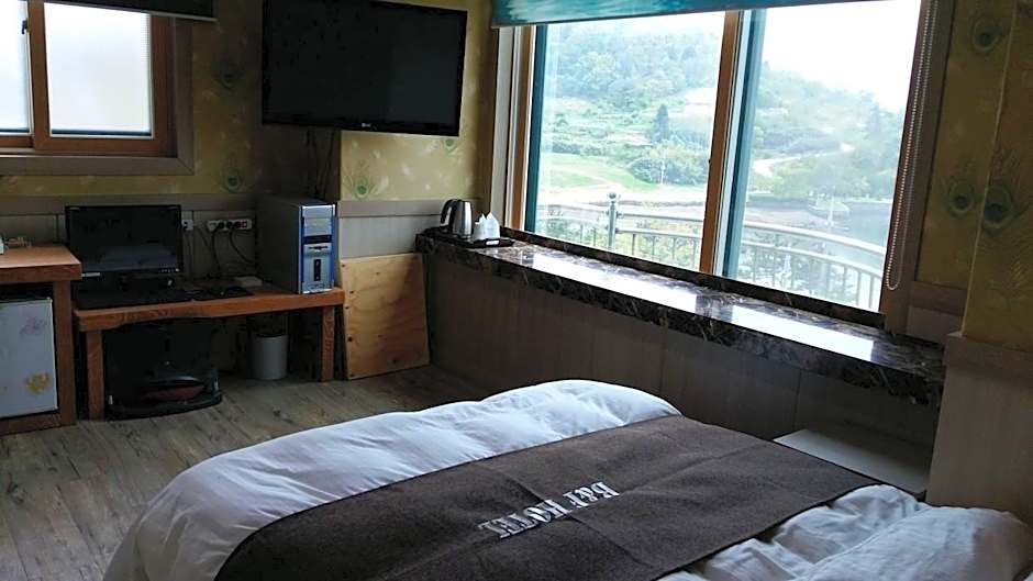 B&F Hotel