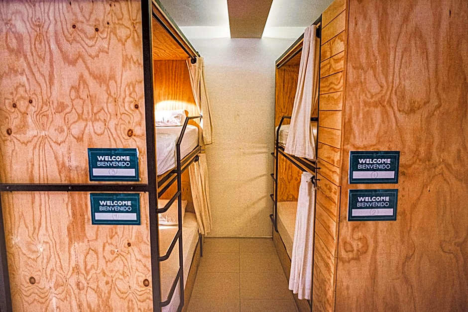 Nomads Hotel, Hostel & Rooftop Pool Cancun