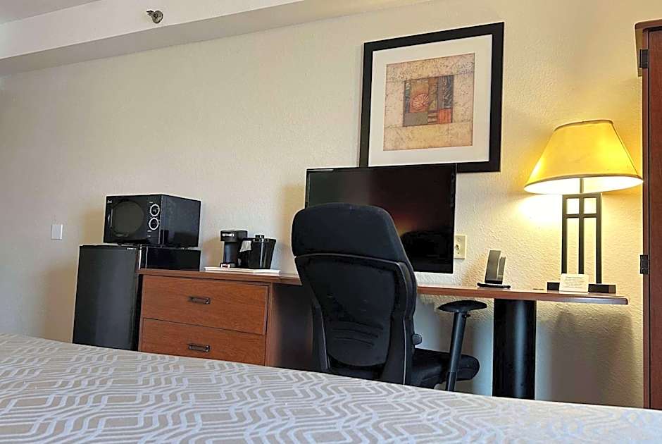 Howard Johnson by Wyndham Urbana