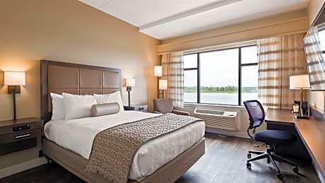 Queen Room with Walk-In Shower - Mobility Access/Communication Assistance/Non-Smoking