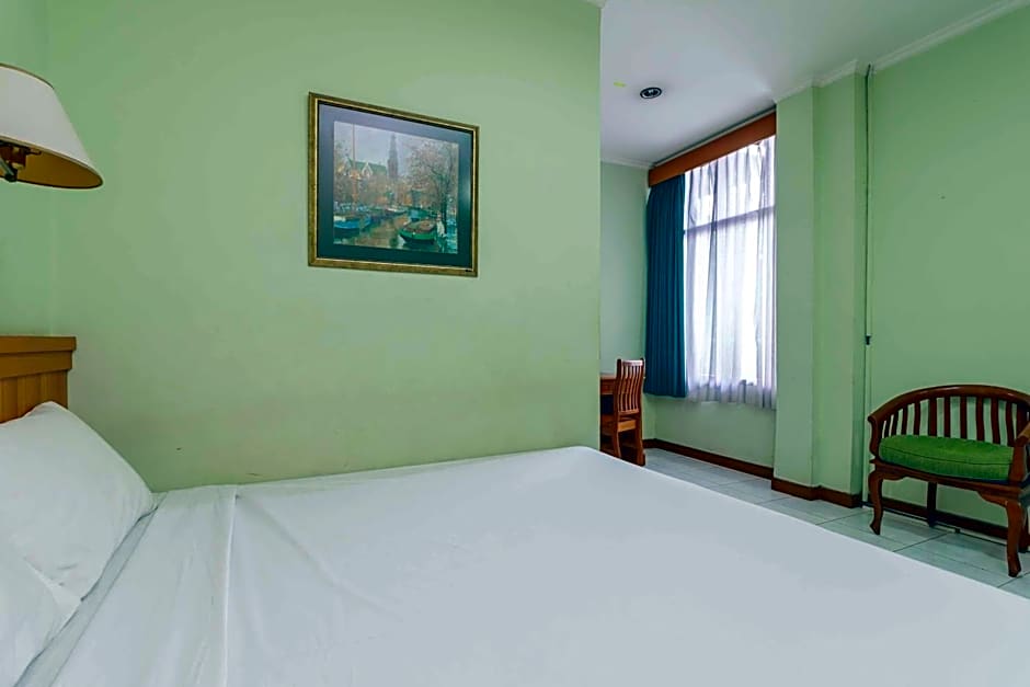 RedDoorz Plus near Kemang Raya