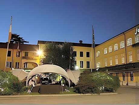 Jet Hotel
