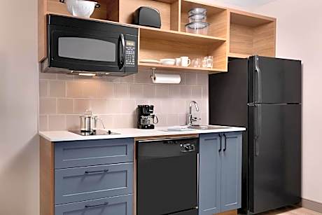 King Studio Suite with Bath Tub - Mobility Access