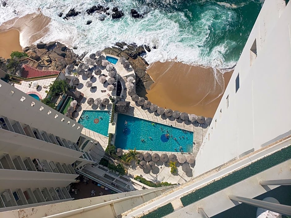 Hotel Torres Gemelas vista al mar a pie de playa