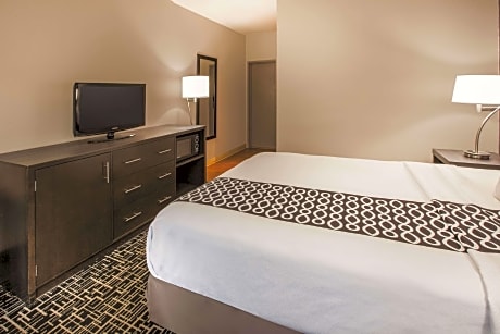 1 Queen Bed Mobility/Hearing Impaired Accessible Room Non-Smoking