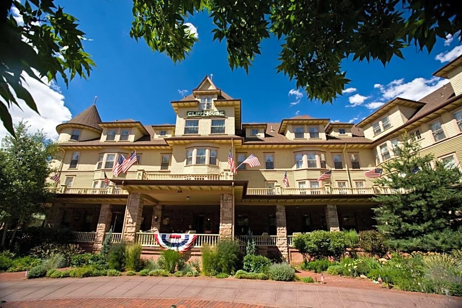 The Cliff House At Pikes Peak