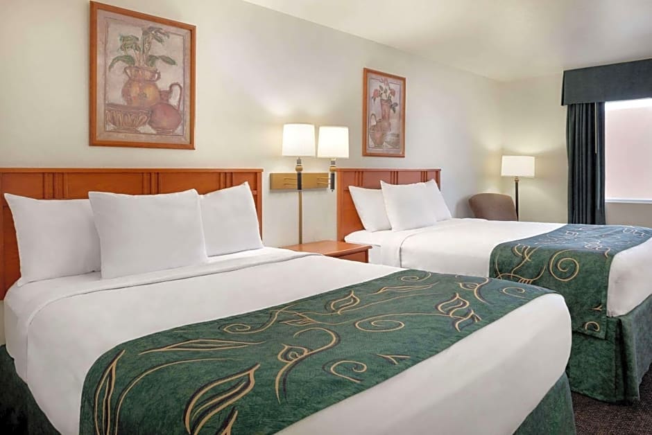 Travelodge by Wyndham Clinton Valley West Court
