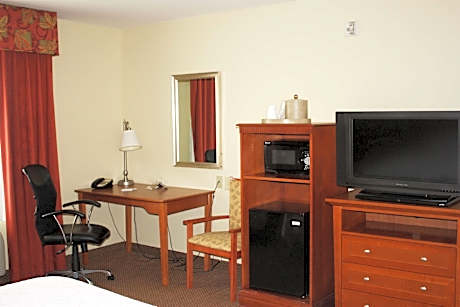 1 King Mobility Access With Tub Nonsmoking Microwv/fridge/hdtv/work Area Free Wi-fi/hot Breakfast In