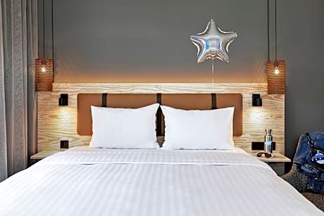 Moxy Queen Sleeper, Guest room, 1 Queen
