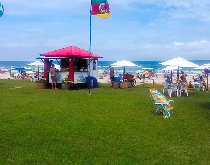 KITNET S2 em TORRES-RS - Na mais bela praia Gaúcha - Cozinha - Banheiro - Ar condicionado - TV smart 32' - Wi-Fi - Estacionamento - Anfitriã Superhost no BnB