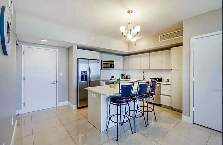 Stunning Penthouse Suite Waterfront 2BD 2BA