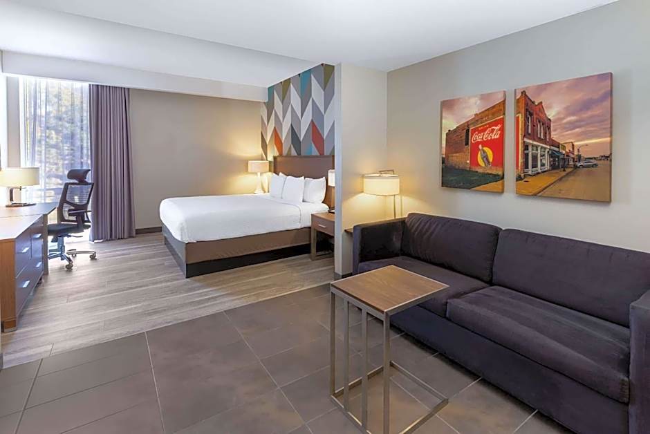 La Quinta Inn & Suites by Wyndham Tulsa Downtown - Route 66