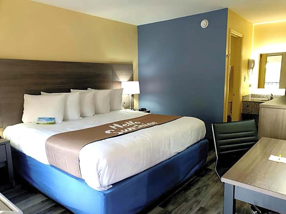 Photo 1 of 6 of 1 King Bed, Accessible