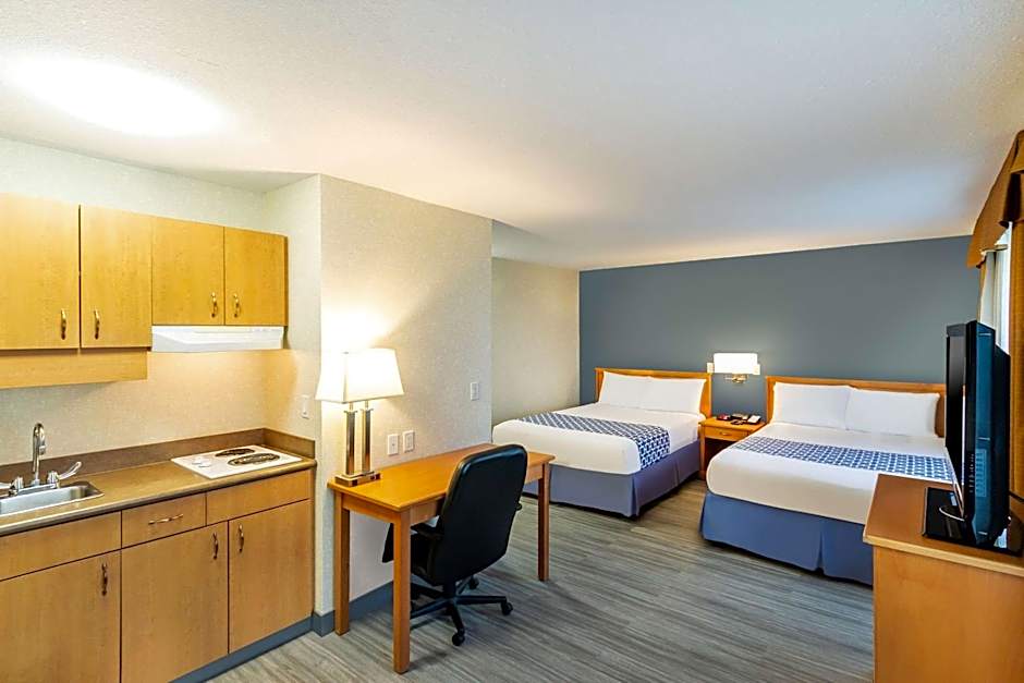 Econo Lodge Inn & Suites University