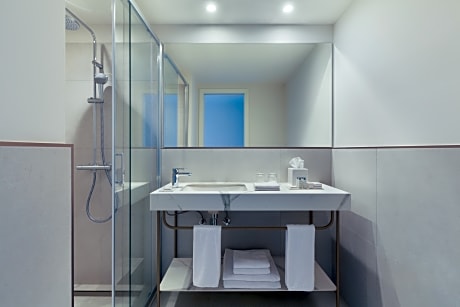 Standard double room, sea side,balcony -Single use