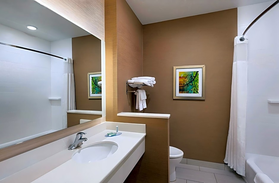 Fairfield Inn & Suites by Marriott Lincoln Airport