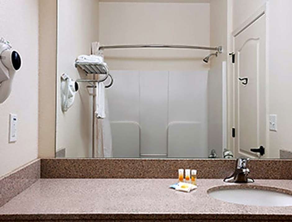 Days Inn & Suites by Wyndham Columbus NE